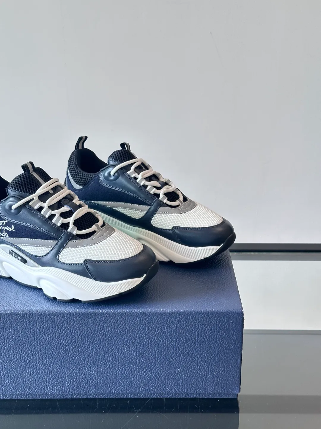 Factory price: 480💰 ◾️▫️Dior D®️ x 🆕 (high version) B22 men's jogging fashion sneakers, this single product draws inspiration from retro jogging shoes. It adopts a thick low-top design, with an upper made of black cow leather and mesh fabric, and a black and white engraved rubber sole. Black mesh fabric tongue and heel counters complement black laces, with an embossed "Di~r" logo embellishment on the side. These sneakers can be mixed and matched with a classic suit for a sporty chic look! Size: 39-45 (38, 46, 47 can be customized)